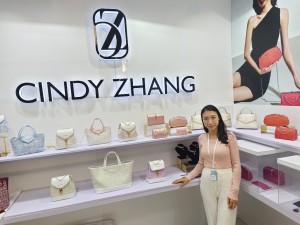 CINDY ZHANG品牌主理人携自己创立的设计师品牌来到MODE展现场。劳动报记者陆燕婷 摄影