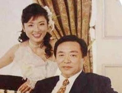 和董卿“斗”了半辈子，如今退居幕后，二婚嫁给富豪，生活大变！