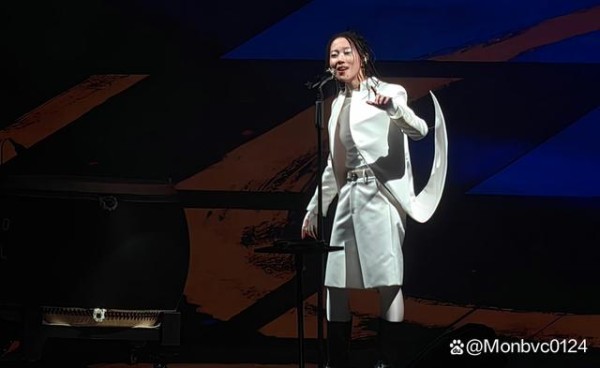 王菲惊喜现身窦靖童演唱会，表情娇羞似少女，网友：不上台唱吗？