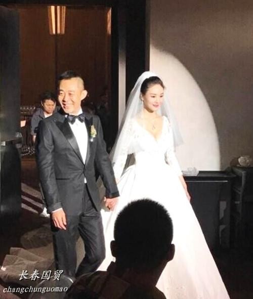 52岁侯勇的32岁娇妻近照曝光，婀娜多姿肤白貌美，不输圈内女明星