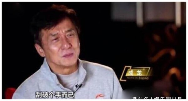 成龙在剧组怎么休息？看清成龙睡觉样子，一般明星确实无法比拟