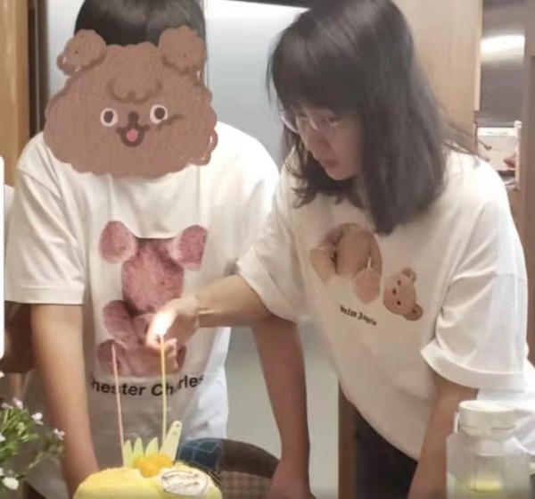 吴镇宇妻子50岁生日，儿子费曼亲吻送祝福，晒妈妈旧照太惊艳