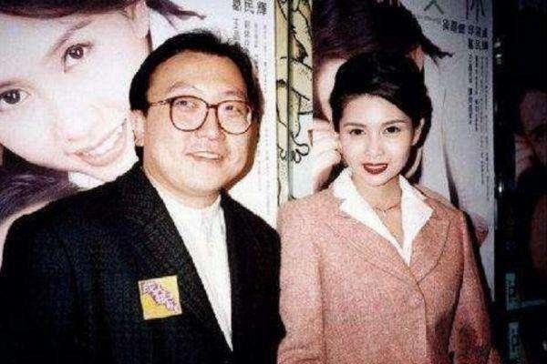 王晶妻子与女儿正面照曝光，长相引起网友热议：年轻时一定很美！