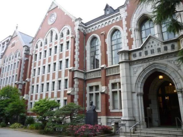 日本大学男职工在女厕装摄像头，偷拍视频超千条，因拍到自己落网