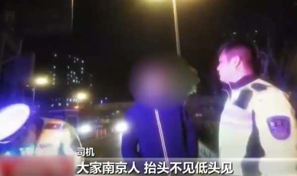 宾利男酒驾求情被拒怒斥你们这些人都是XX