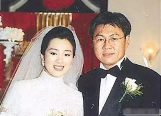 巩俐一生绯闻不断，如今与71岁男友结婚，前男友却依旧地位特殊