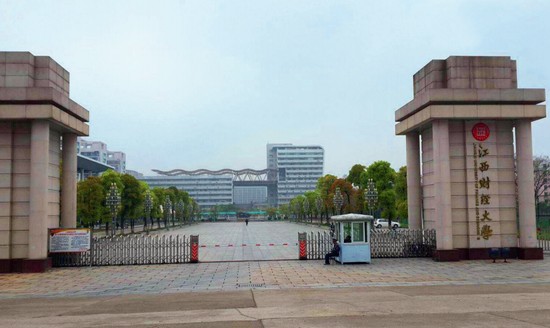 ·赖小民于1979年考上江西财经学院（今江西财经大学），就读国民经济计划专业。