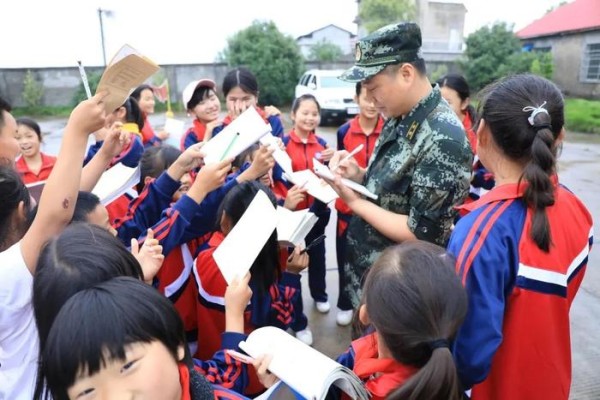 武警兵哥哥进校园成“明星”小学生秒变“迷妹”追着要签名