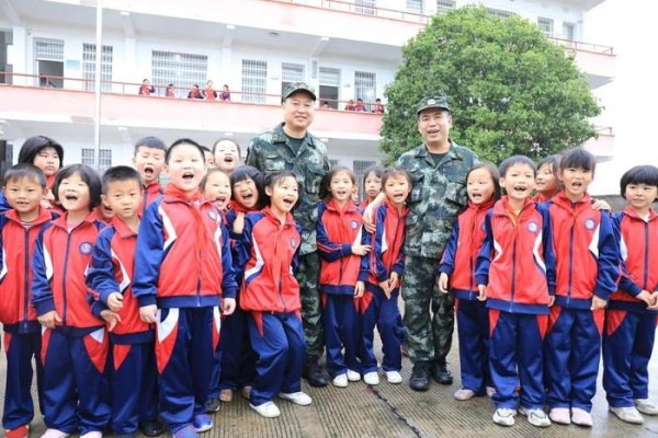 武警兵哥哥进校园成“明星”小学生秒变“迷妹”追着要签名