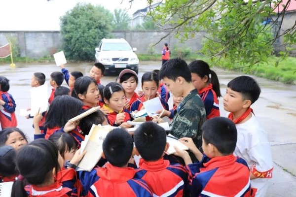 武警兵哥哥进校园成“明星”小学生秒变“迷妹”追着要签名