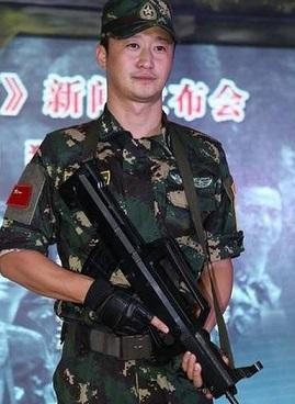 吴京爆红后慰问武警退伍老兵，却遭网友吐槽没有资格