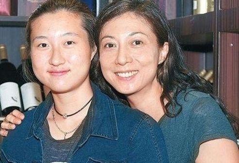 私生子的差距，成龙始终不承认小龙女，他每月给私生子女90万！