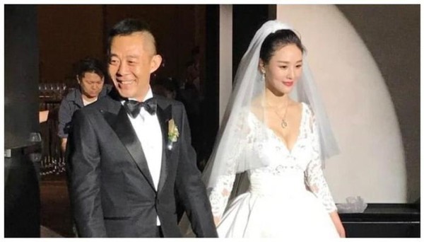 53岁侯勇小20岁娇妻近照，貌美如花大长腿抢镜，长相不输一线明星