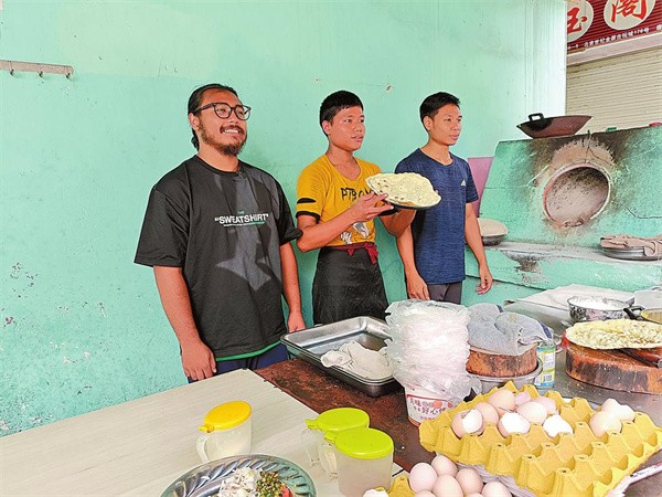 瑞丽市缅甸早点铺老板杜拉：“我家的早点铺热气腾腾”