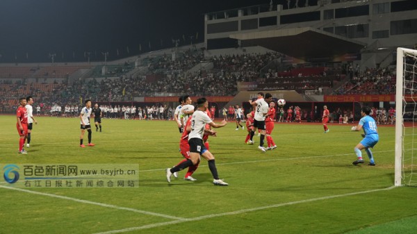 广西平果哈嘹足球联队与香港精装明星足球队举行友谊赛