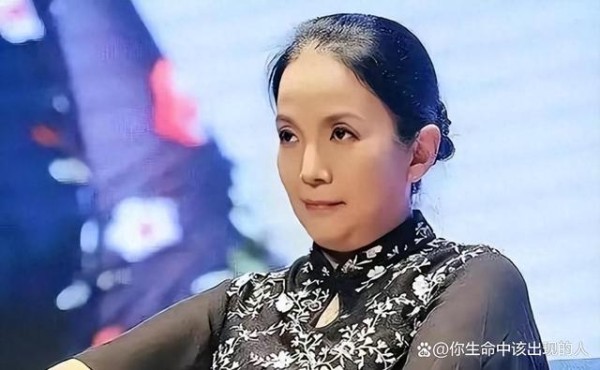 安培晋三妻子扫墓引争议，中国女艺人吕丽萍哀悼遭质疑