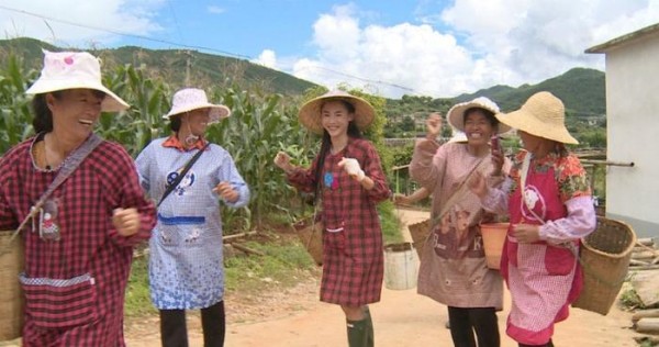 当红女明星回农村干活，一眼就看出谁在摆拍，韩国媳妇最赞