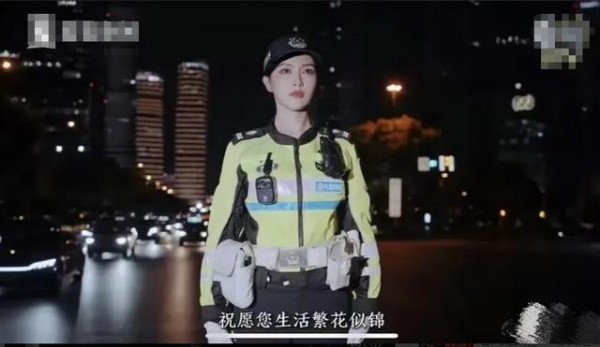 唐嫣缺席金鹰奖，竟在上海街头当起了“交警”