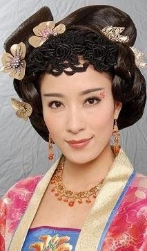 同款鼻子女星杨怡和刘思希，在TVB地位却截然不同