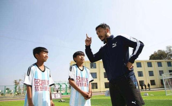 国内足球人高雷雷，曾与明星恋爱，同李小璐关系亲密，曾热切合影