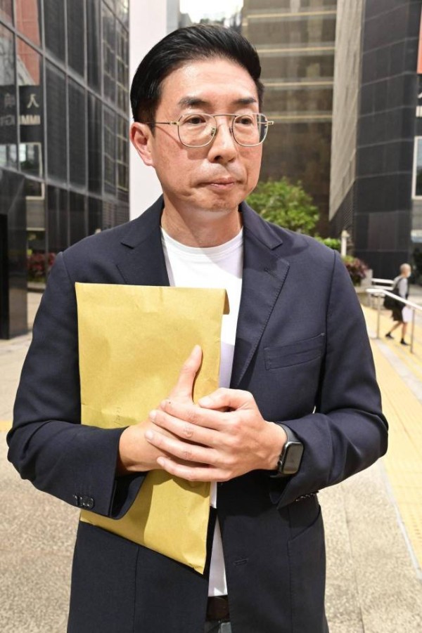 29岁港姐冠军与富商成密友，频频出入对方豪宅，两人相差逾30岁