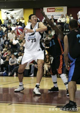 因比姚明高10公分，没打NBA就享受明星待遇，退役打野球5万1场