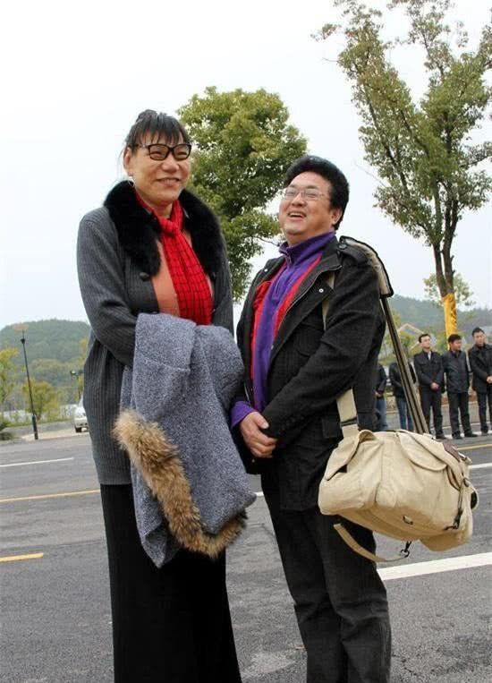 两大巨人郑海霞与孙明明合影! 郑海霞双腿变形, 孙明明弓腰驼背