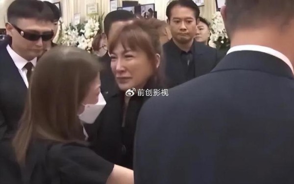 李玟追思会上，二姐情绪爆发，多次哭喊“他害死了我妹妹”