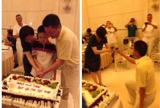 赵宝刚与妻子、儿子一起庆祝自己生日