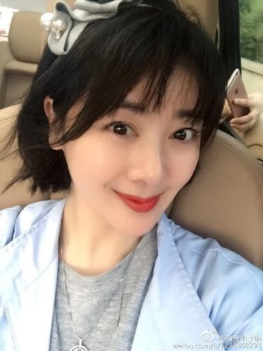 她22岁与老师结婚，二婚嫁小鲜肉，与女儿合影似姐妹