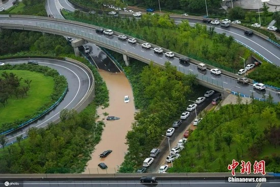  7月21日，河南，郑州暴雨第二日，积水区域被困车辆较多。图片来源：ICphoto