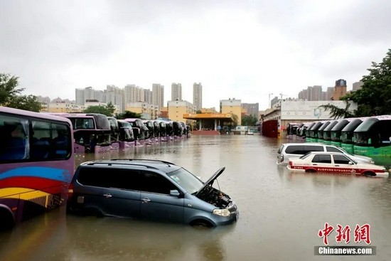  7月21日，暴雨导致郑州城区积水严重。中新社发 王中举 摄。图片来源：CNSPHOTO