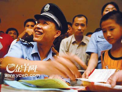 民警也“明星”！广州街坊热捧英雄刘健涛