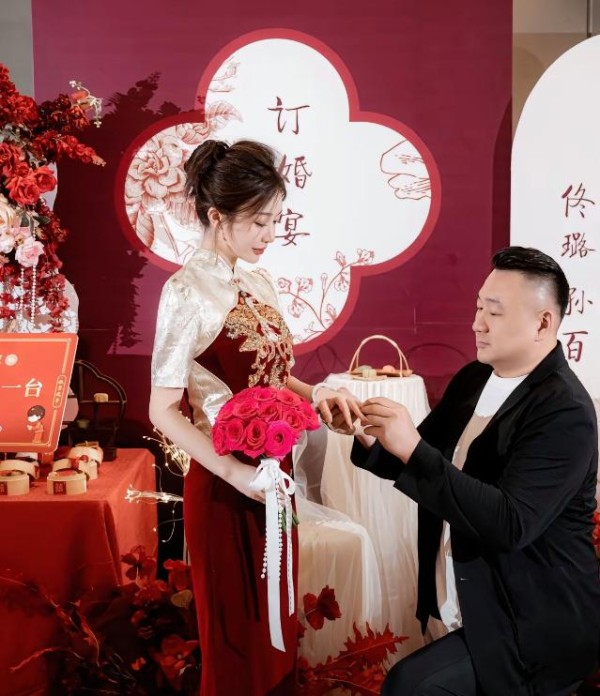 恭喜！“花枪王”佟璐官宣订婚，未婚妻颜值不输明星，陪嫁惹人羡