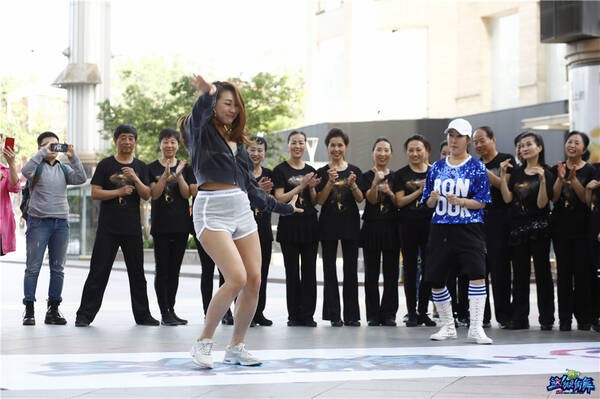 《这就是街舞》淡淡空降北京 与广场舞大妈花式斗舞