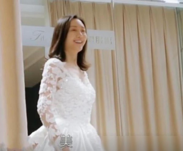 王鸥同母异父妹妹上热搜，与姐姐穿同款婚纱，颜值气质不输艺人