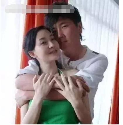 47岁孙楠离婚净身出户，抛弃患难妻子，前妻和孩子如今