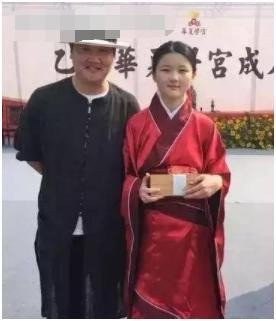 47岁孙楠离婚净身出户，抛弃患难妻子，前妻和孩子如今