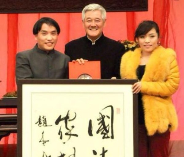 他是赵本山最丑的弟子，参演了很多影视作品，妻子比章子怡还美