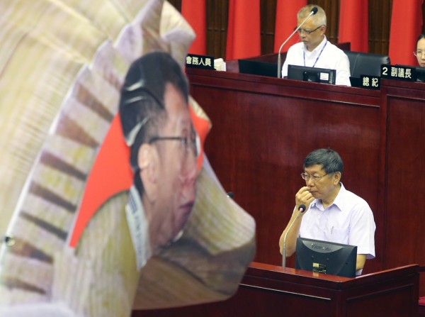 图为2018年9月台北市议会进行市政总质询，民进党市议员王世坚带来一只大型的充气「木马」当作质询道具。（资料照/赵双杰摄）