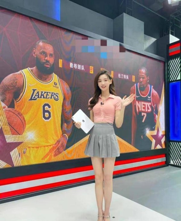 NBA美女主持遭耍流氓？被导播强行上掀一半裙子，本人解释自愿的