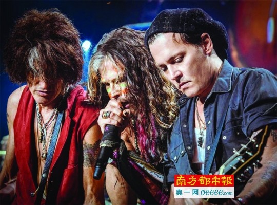  52岁的JohnnyD epp与67岁的Alice Cooper和65岁的Joe Perry组成高龄“吸血鬼”乐队。