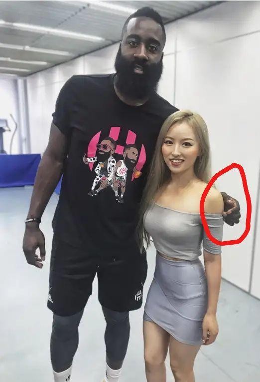 哈登中国行当中和他合影美女到底是谁？