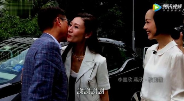 许晋亨开豪车送李嘉欣，握手给足了鲁豫面子，两次贴脸才放开老婆