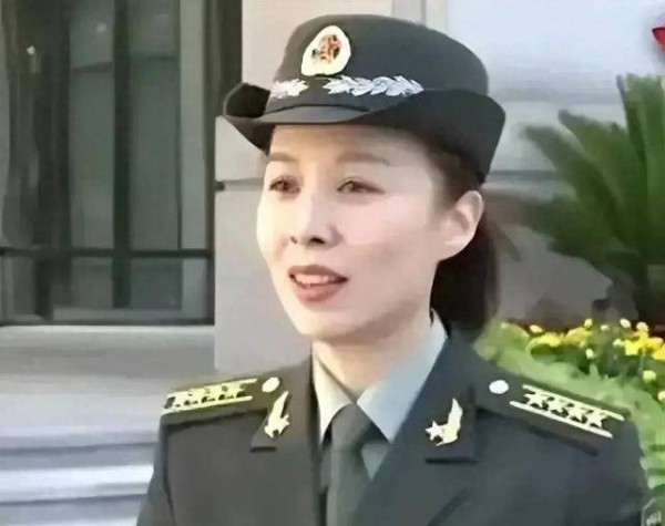 女航天员王亚平全家福曝光，丈夫赵鹏身份引关注，果真是郎才女貌