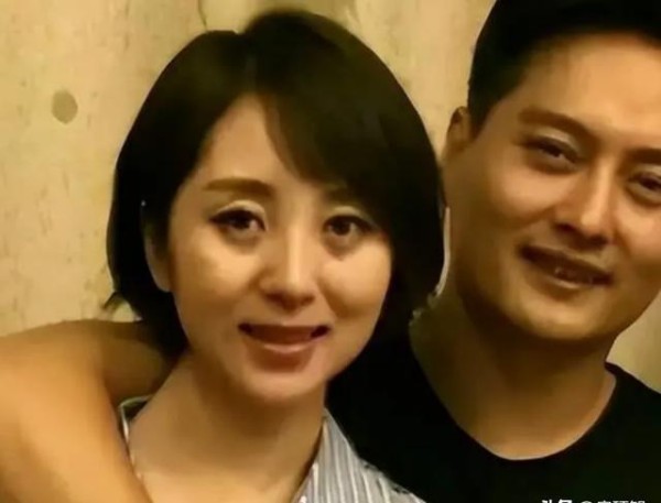 她是云飞前妻，老公星光大道成名后和她离婚，如今独自带女儿生活