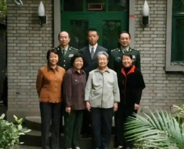 2009年，金一南的全家福，父亲开国将军，母亲老八路，虎父无犬子