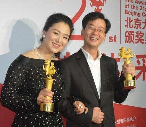 他很不帅但娶到漂亮老婆，40岁获3个影帝