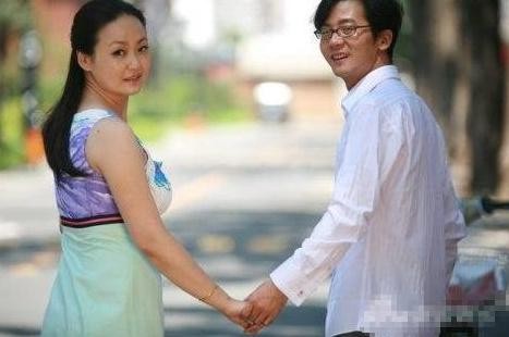 他很不帅但娶到漂亮老婆，40岁获3个影帝