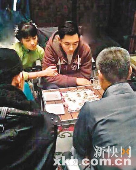 叶璇与李东学片场手挽手下棋被拍